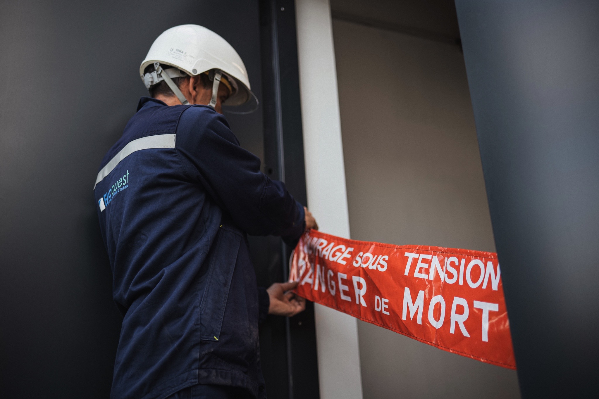 Collaborateur Elec Ouest qui Balise une Zone pour une Intervention Haute Tension